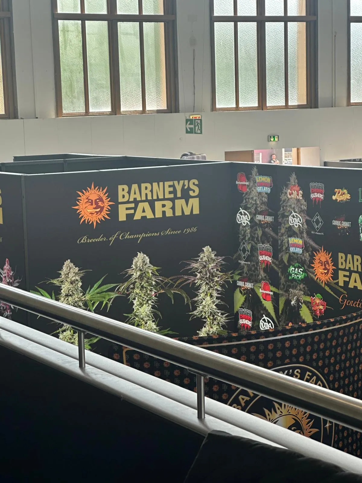 Šlechtitelský stánek Barney's Farm s ukázkou rostlin konopí na Mary Jane Berlin 2026