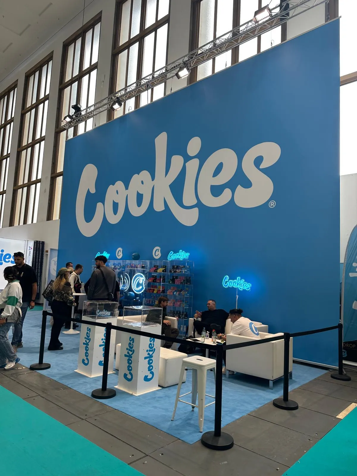 Stánek Cookies s velkou modrou brandovou stěnou a lounge na Mary Jane Berlin 2026