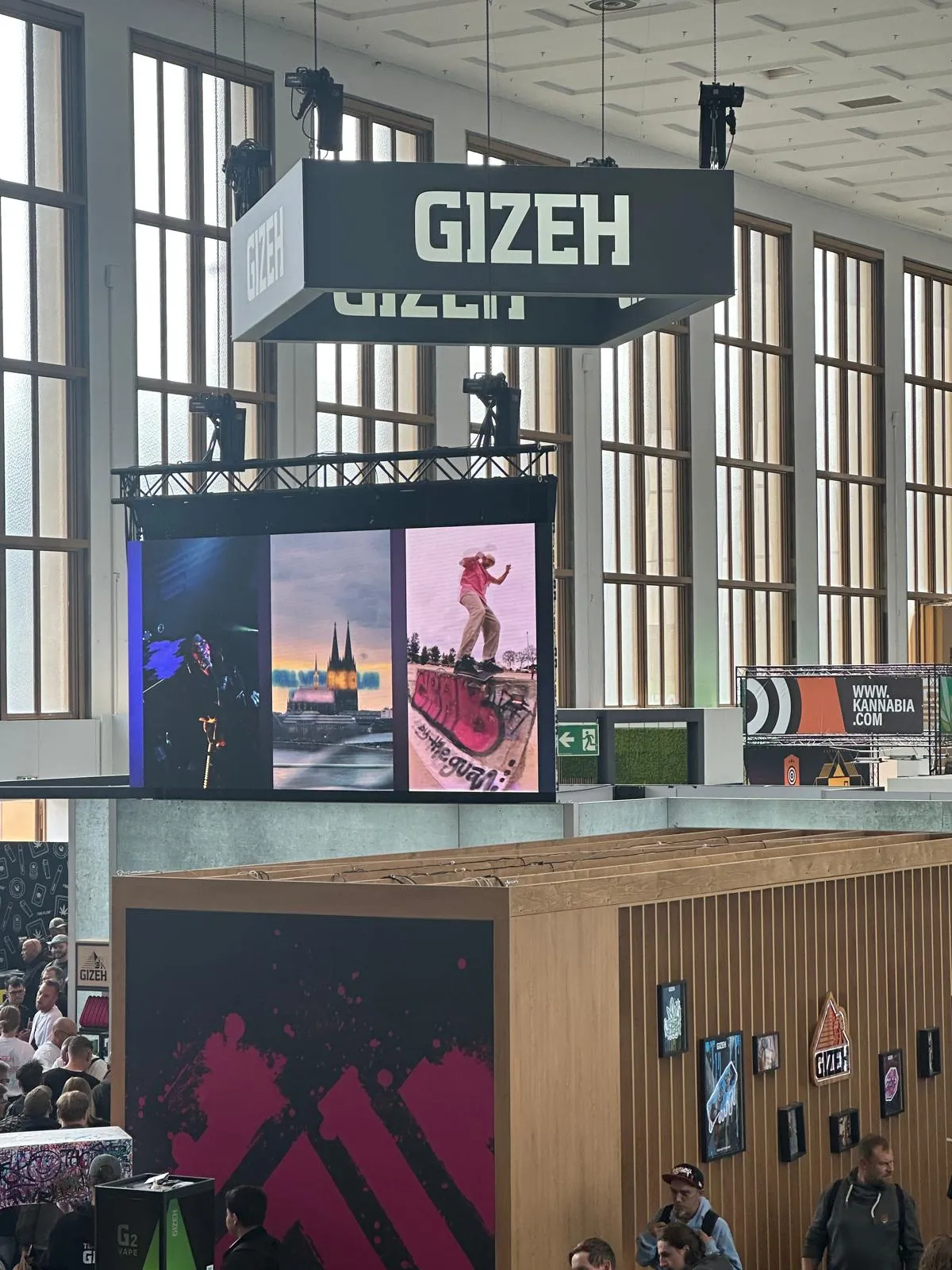 Stánek GIZEH s obřími LED obrazovkami na Mary Jane Berlin 2026