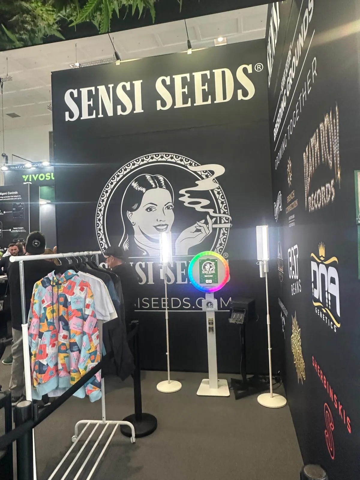 Stánek Sensi Seeds s brandingem DNA Genetics a Sherbinskis na Mary Jane Berlin 2026